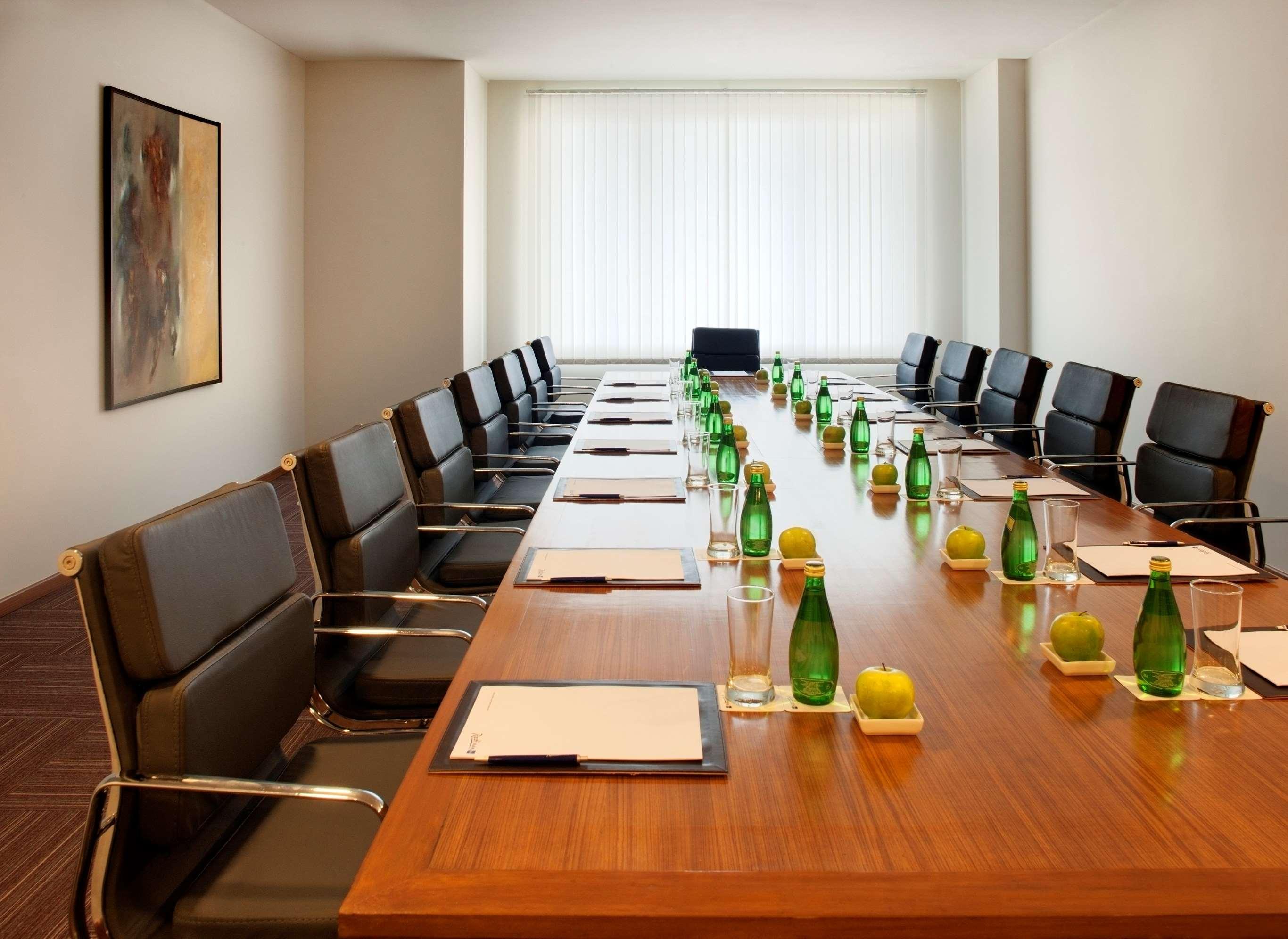 Radisson Blu Plaza Hotel Hyderabad Banjara Hills Negocio foto A boardroom