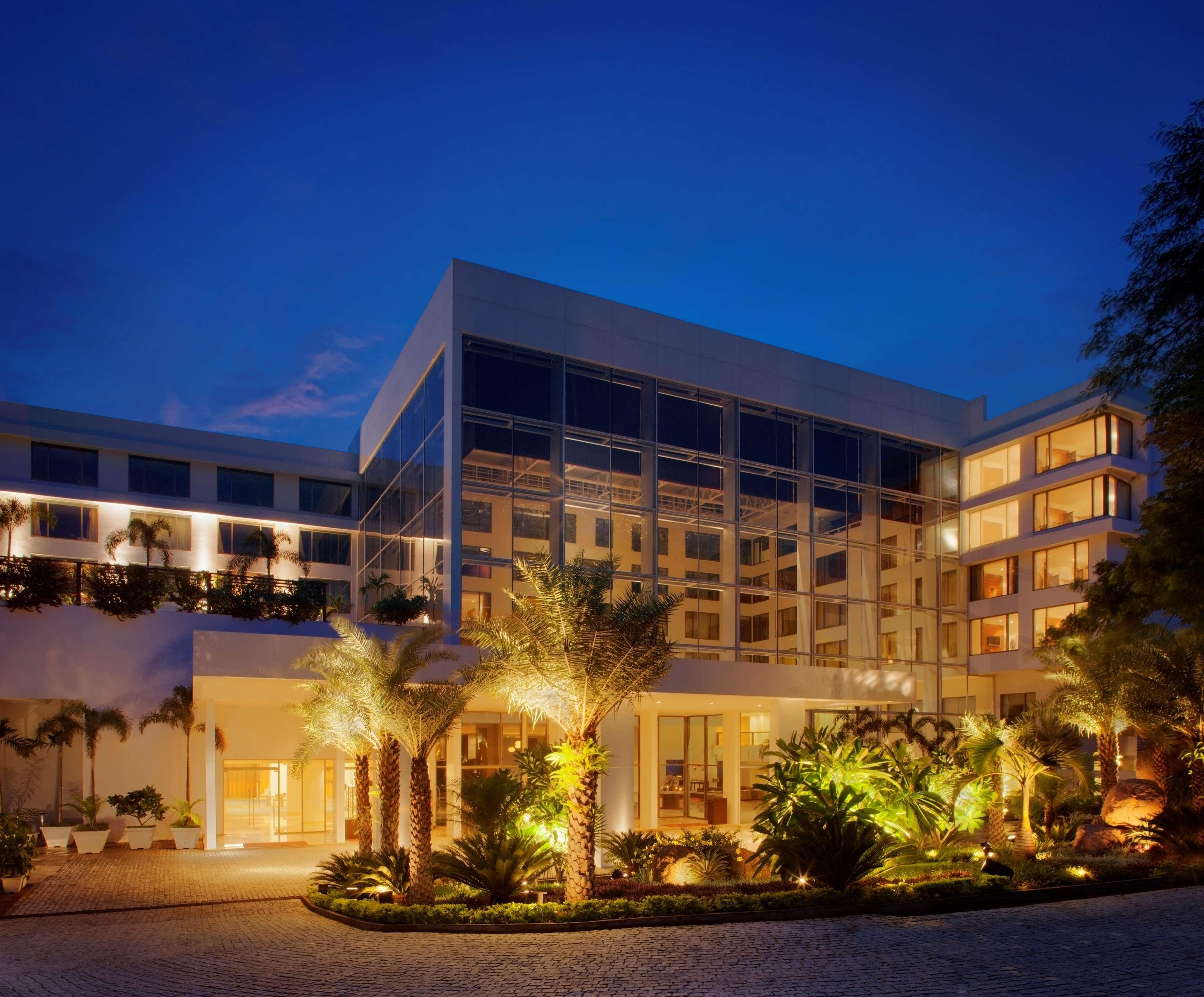 Radisson Blu Plaza Hotel Hyderabad Banjara Hills Exterior foto The hotel at night